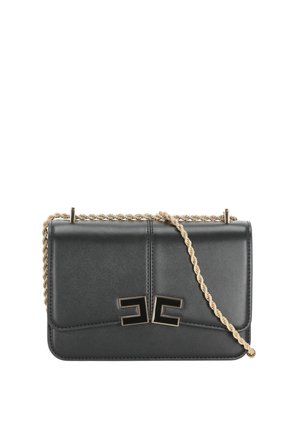 Borsa a tracolla in pelle nera con tracolla a catena dorata intrecciata e chiusura geometrica dorata sul davanti.