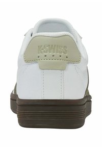 Sneaker K-Swiss con tomaia sintetica bianca, accentuazione in pelle beige sul tallone, pannelli laterali grigi e suola in gomma marrone scuro.