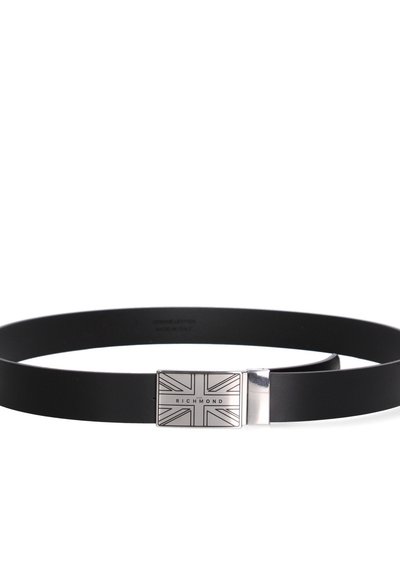 Zwarte leren riem met zilverkleurige rechthoekige gesp, voorzien van een omlijnde Union Jack en de tekst "John Richmond".