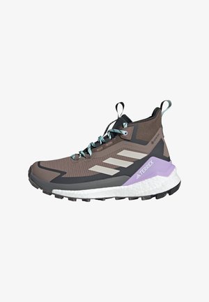 Bruine, middelhoogwaardige wandelschoen met zwarte en lavendelkleurige accenten. Voorzien van een bovenwerk van mesh, drie witte strepen, rubberen zool en een versterkte teenkap.