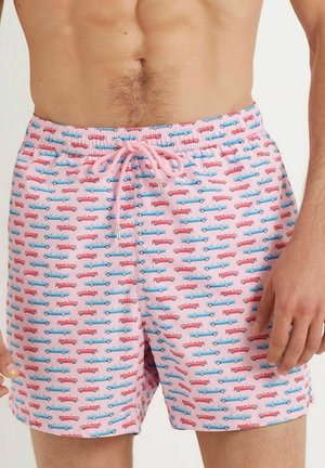 Pantaloni scurți de înot din material roz, având un model repetat cu mașini roșii și albastre. Talie elastică cu șnur pentru ajustarea mărimii.