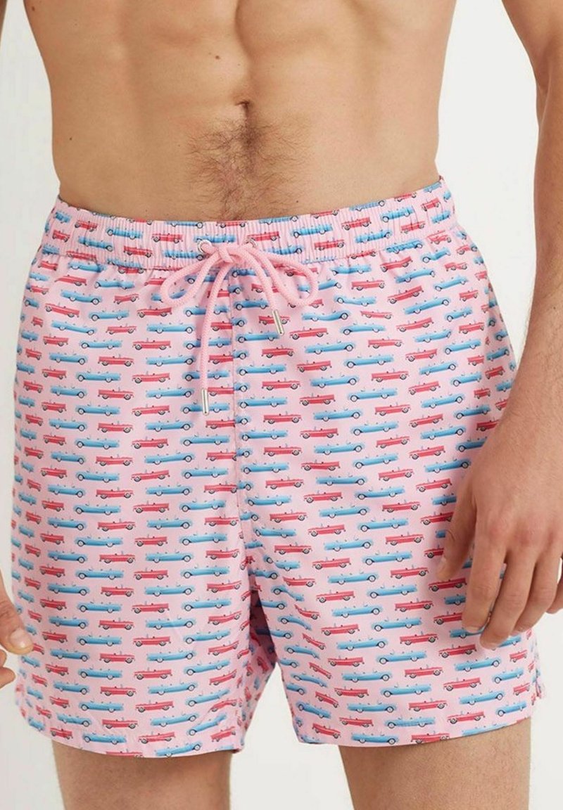 Svøm shorts i pink stof med et gentaget mønster af røde og blå biler. Elastisk talje med snøre for justerbar pasform.