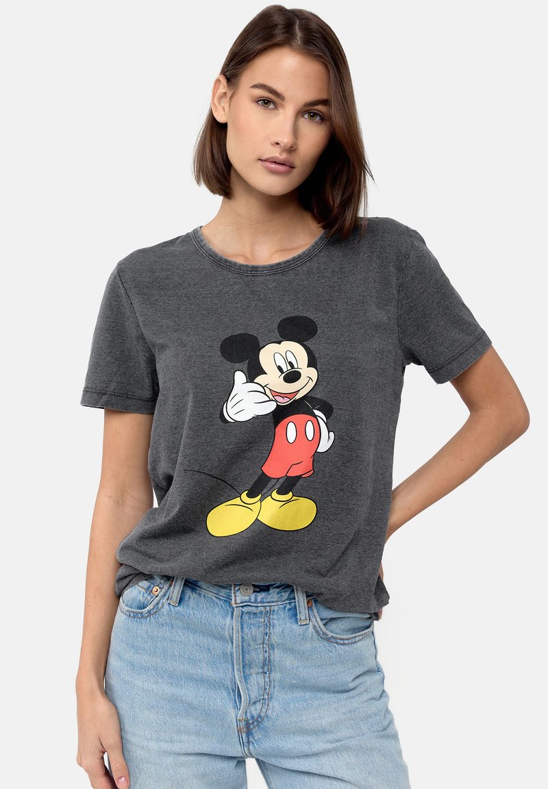 Harmaa puuvillapaita, jossa on iso musta ja punainen Mickey Mouse -grafiikka etupuolella. Lyhyet hihat ja pyöreä kaula-aukko.
