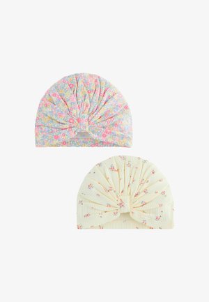 Zwei Baby-Turbane mit Schleifen, einer pastellfarbenen mehrfarbigen Blumenmuster und einer cremefarbenen mit kleinen orange-blauen Blumenprints.