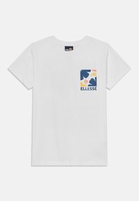 Balta kokvilnas T-kreklu ar krāsainu grafisko kabatas druku, kas attēlo abstraktas formas un "ELLESSE" zīmolu. Īsās piedurknes un apaļa kakla izgriezums.