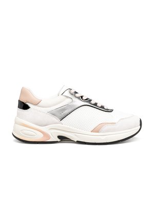 Sneaker basse bianche e beige con pannelli in mesh e pelle, dettaglio metallico argento, chiusura frontale con lacci e suola robusta con battistrada nero.