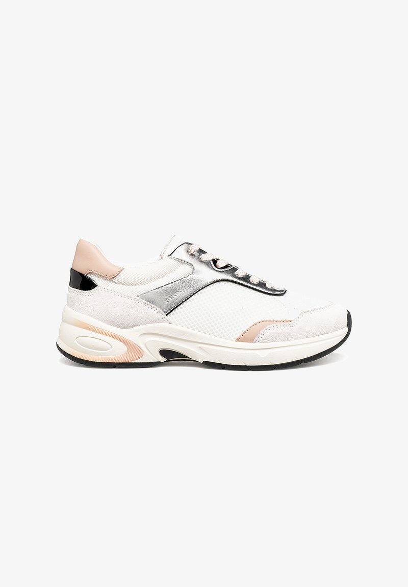 Sneaker basse blanc et beige avec panneaux en mesh et cuir, accent métallique argenté, fermeture à lacets à l'avant, et semelle épaisse avec semelle extérieure noire.