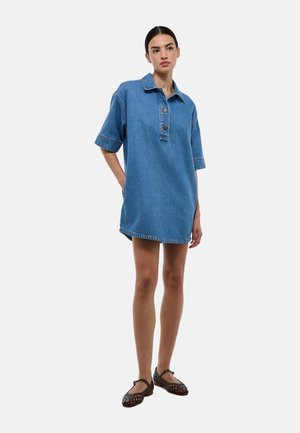 Robe chemise en denim bleu clair avec un col, des manches courtes et une fermeture à boutons. Présente une coupe décontractée et un ourlet brut.