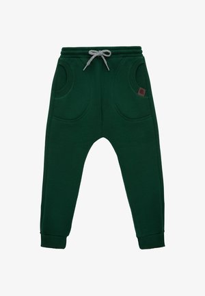 Zielona bluza z kapturem oraz dopasowane spodnie dresowe, wykonane z miękkiego materiału. Posiadają przednie kieszenie, ściągacze przy mankietach oraz brązową metkę jako akcent.