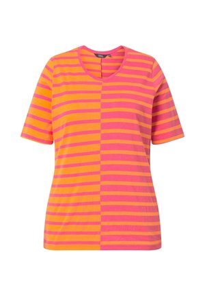 T-shirt à manches courtes avec col rond, présentant des rayures horizontales alternées orange et rose, divisées verticalement au centre.