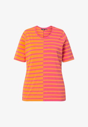 Lyhythihainen pusero, jossa on vuorottelevat vaakasuorat oranssit ja vaaleanpunaiset raidat, jaettu pystysuunnassa keskeltä.