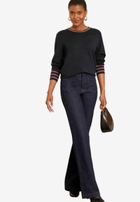 Kijelölve, navy rainbow stripe