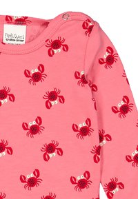 Roze lange mouwen bodysuit van katoen met een herhaald patroon van rode krabben met witte ogen en zwarte vlekken. Drukknopen bij de schouder.