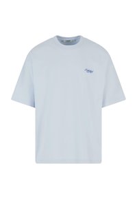 Lyseblå bomull t-skjorte med korte ermer, rund halsutskjæring og liten brodert logo på venstre bryst. Glatt tekstur, avslappet passform.