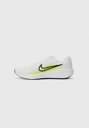 Weißer und neon-gelber Laufschuh mit schwarzem Nike-Swoosh-Logo, dicker, gepolsterter Sohle und atmungsaktivem Mesh-Obermaterial, seitlich gezeigt.