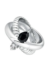 Anillo retorcido de plata con una gema negra en forma de pera y un acento de piedra clara redonda, que destaca por sus curvas elegantes y un acabado pulido.