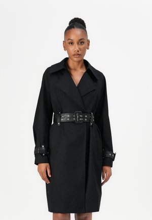 Sort trenchcoat med en bred krave, belted talje med øjer og manchette-detaljer. Glat stof med en lige silhuet.