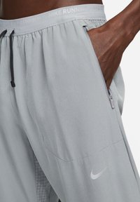 Nike Performance ELITE - Dresside alumine osa - smoke grey