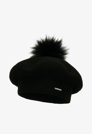 Fekete beret sapka strukturált kötött anyagból, amelynek a tetején puha fekete bojt, az oldalán pedig egy apró fémt logo díszítés található.