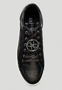 Czarne skórzane sneakersy z fakturowanymi panelami bocznymi, srebrnym logo na sznurowadłach oraz białą gumową podeszwą. Standardowy fason na sznurowadła.