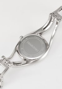 Orologio da polso in acciaio inossidabile Swarovski con retro che mostra Swiss made, resistenza all'acqua fino a 50 m e numero di modello 5715465.
