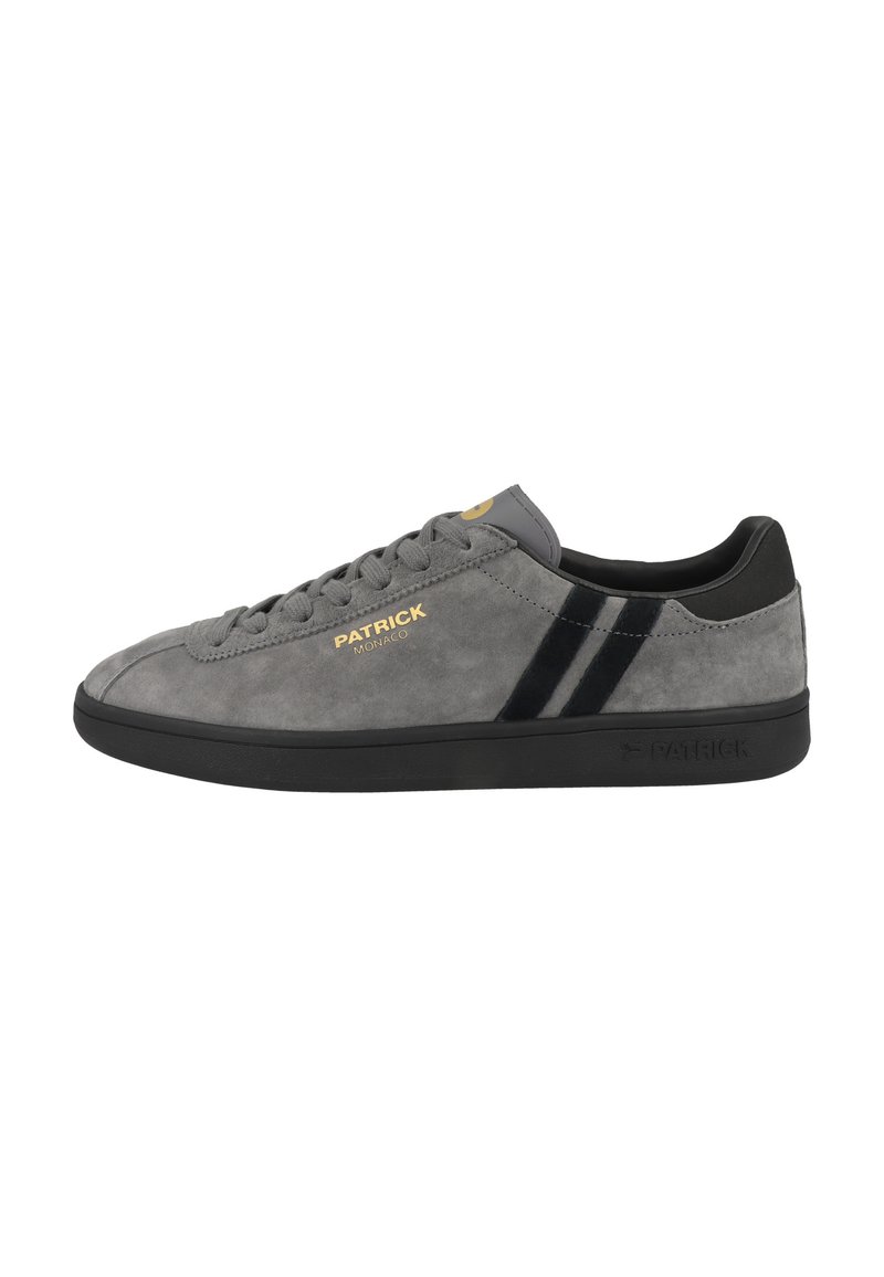 Zapatillas de ante gris con detalles y suela negra. Presenta la marca dorada "PATRICK", puntera redonda y cordones planos. Dos rayas negras a los lados.