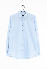 Camisa de botonera de manga larga en azul claro, hecha de una tela suave. Cuenta con un cuello, dobladillo redondeado y seis botones en la parte delantera.