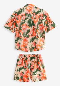 Cămașă scurtă cu manșete florale și pantaloni scurți asortati în culori vibrante de portocaliu, roz și verde. Țesătură texturată cu o croială lejeră și talie elastică.