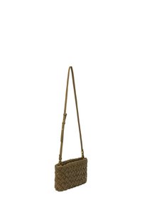 Vævet brun læder crossbody taske med en flad rektangulær form, justerbar skulderrem og et struktureret mønster. Velegnet til afslappet brug.