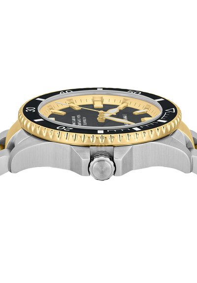 Montre-bracelet argentée et dorée avec cadran noir, marqueurs et aiguilles dorés lumineux, lunette tournante et couronne texturée affichant un logo.