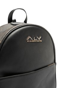 Zaino in pelle nera dal design arrotondato, con dettagli in metallo dorato e una tasca frontale con cuciture decorative. Logo ben visibile.