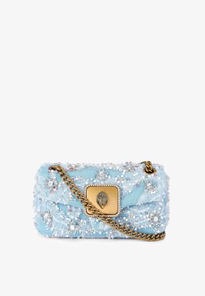 Gehaakte handtas met een blauwe stoffen buitenkant, een ingewikkeld bloemmotief en een sluiting in goudkleur met kettingriem.