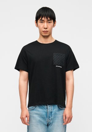 SIGNATURE TEE - Nyomott mintás póló - black