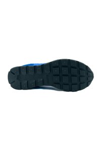 Suola in gomma nera con una superficie testurizzata e irregolare. La scarpa presenta una tomaia di un vivace blu, mostrando un design sportivo e una trazione resistente.
