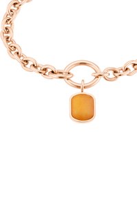 Bracciale in oro rosa con catena a maglie ovali, con un ciondolo a forma rettangolare di pietra gialla appeso a un connettore circolare.