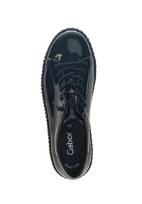 Zwarte gepatineerde leren sneaker met ronde neus, vetersluiting, gestructureerde zool en subtiele branding op de binnenzool. Gladde, glanzende afwerking.