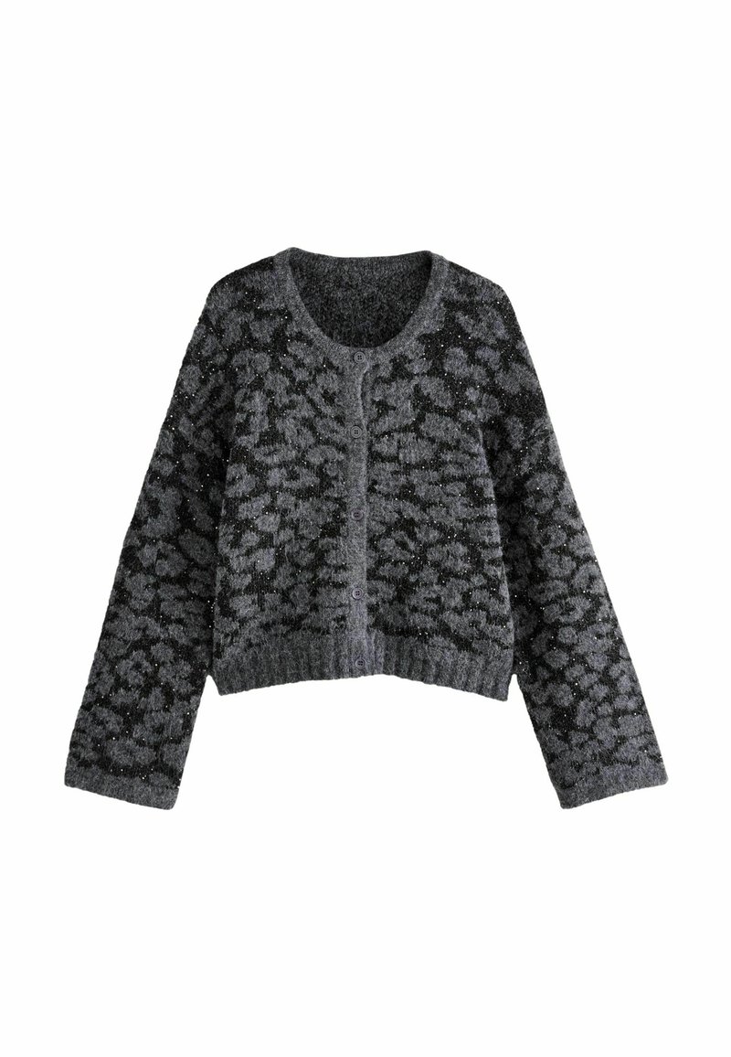 Kratak kardigan u tamnosivoj pletenini s teksturiranim crnim uzorkom. Ima okrugli izrez i prednje zakopčavanje na dugmad. Sjajni akcenti su prisutni kroz cijeli kardigan.