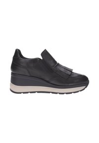 Zapatillas de cuña de cuero negro con un acabado liso, correa elástica en la parte delantera y una suela de espuma texturizada para mayor comodidad y soporte.
