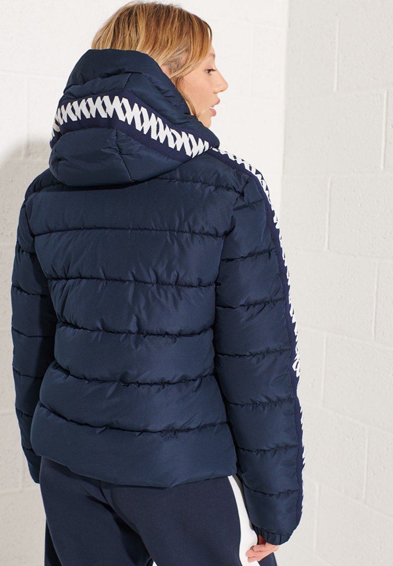 Superdry Hooded Spirit Taped Puffer Giacca Donna Superdry Hooded Spirit Taped Puffer Giacca Donna