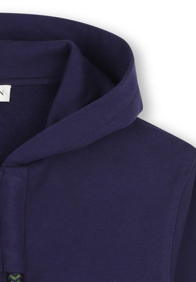 Felpa con cappuccio blu navy dal morbido tessuto, con chiusura frontale a zip e cuciture rinforzate lungo le cuciture.
