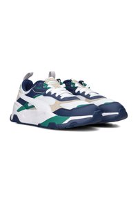 Sport sneakers met een witte mesh bovenkant, navy en groene accenten, dikke zolen en gevoerde kraag. Inclusief veters en hiel lussen.