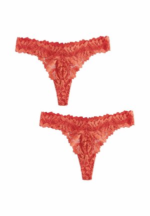 Lace stringondergoed in felrood, met ingewikkelde bloempatronen, gegolfde randen en een minimalistisch ontwerp.