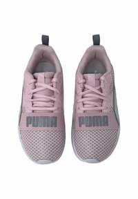 Scarpe da ginnastica rosa con parte superiore in rete, dotate di una suola in gomma grigia e un grande logo grigio "PUMA" sulla fascia a metà piede.