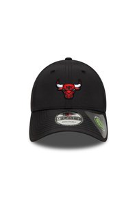 Μαύρο ρυθμιζόμενο καπέλο με ένα εντυπωσιακό κόκκινο και λευκό κεντημένο λογότυπο ταύρου στο μπροστινό μέρος· λείο ύφασμα με καμπύλη γείσο.