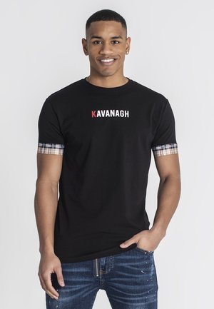Camiseta de algodón negra con mangas cortas de estampado de cuadros. Presenta la palabra "KAVANAGH" impresa en rojo y blanco en el pecho.