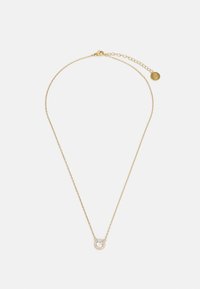 Gouden halsketting met een verfijnde ketting en een ronde hanger met een centrale heldere edelsteen omringd door kleinere stenen.