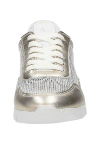 Sneaker mit metallisch goldenem Zehen- und Seitenakzenten, weißen Mesh-Obermaterial mit strukturiertem Finish und weißen Schnürsenkeln auf einer weißen Sohle.