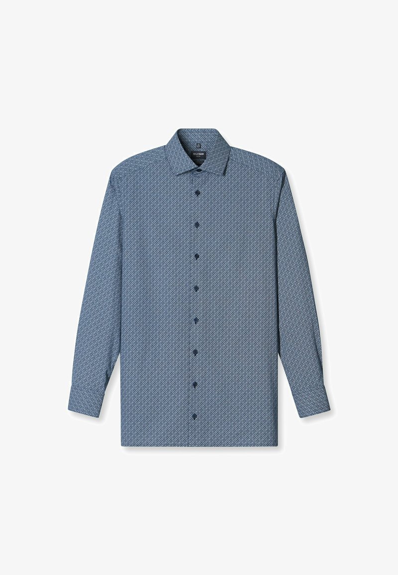 Blaues langärmliges Hemd mit Knöpfen, kleinem geometrischen Muster und Kentkragen, flach auf einem weißen Hintergrund liegend.