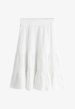 Witte knielange gelaagde rok van getextureerde, gekreukte stof met elastische tailleband, getoond tegen een effen achtergrond.
