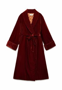 Accappatoio in velluto bordeaux con collo a scialle, maniche risvoltate, cintura in vita e motivo intricato sulla fodera interna. Tessuto morbido, design fino al ginocchio.